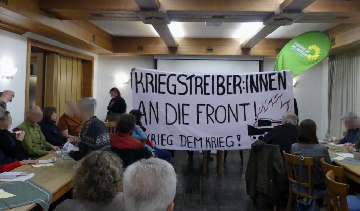 Antimilitarist:innen stören Veranstaltung der Partei die Grünen in Donaueschingen